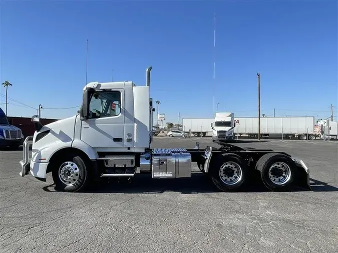 2022 VOLVO VNR300