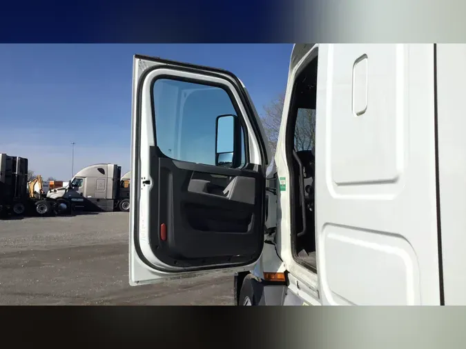 2021 Freightliner Cascadia 126