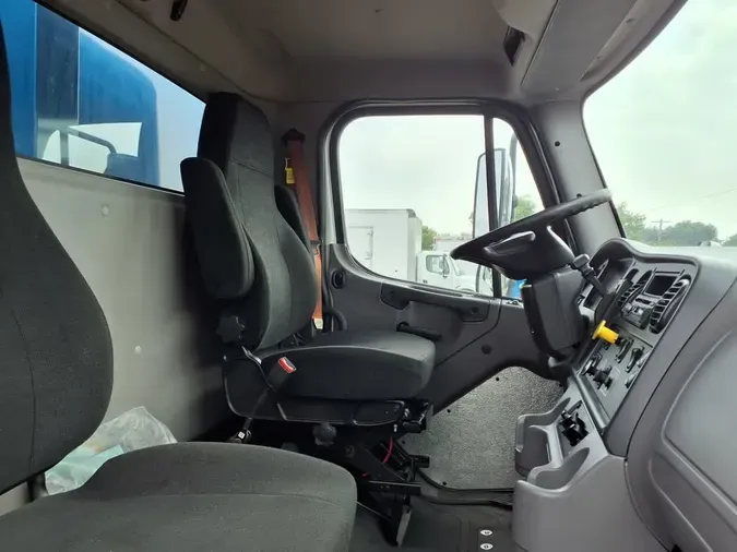 2017 FREIGHTLINER M2 106