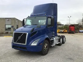 2020 VOLVO VNR300