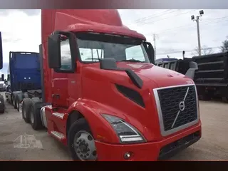 2020 VOLVO VNR64T300