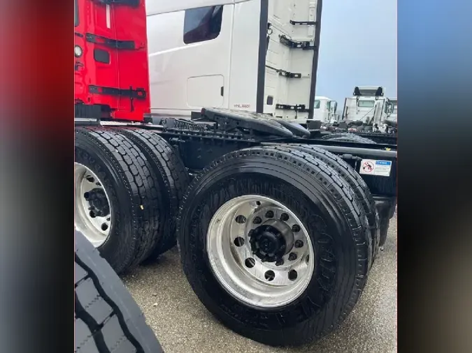 2025 VOLVO VNL64T300