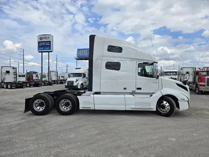2021 VOLVO VNL64T760