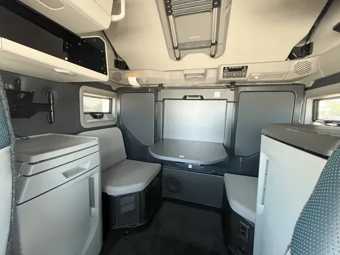 2026 VOLVO VNL64T860