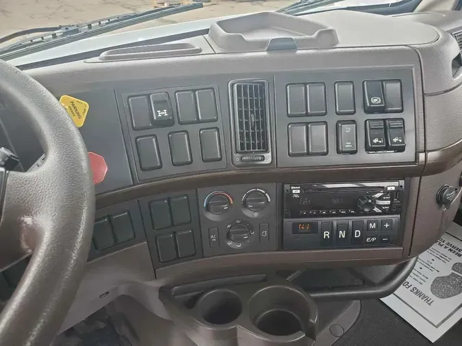 2016 VOLVO VNL64T300