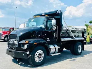 2022 Mack MD742