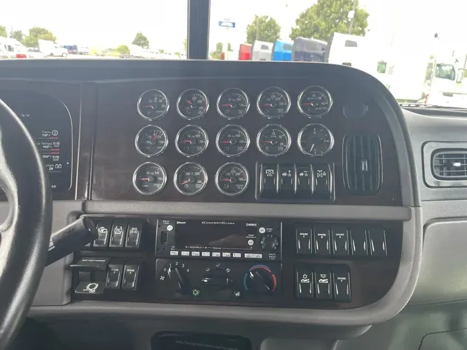 2023 Peterbilt 389
