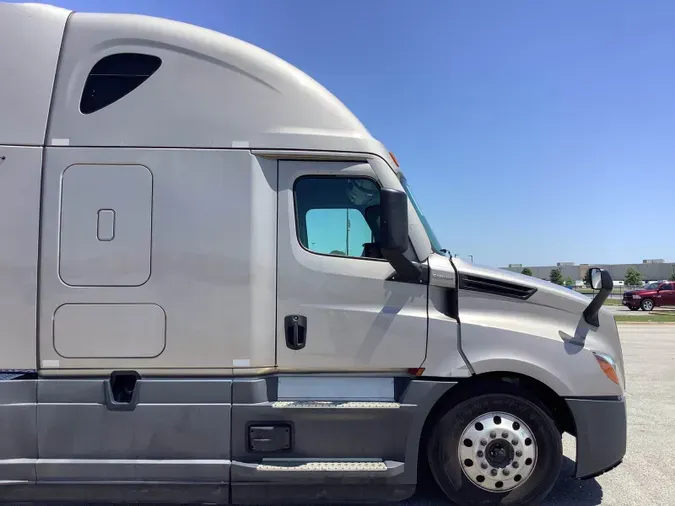 2022 Freightliner Cascadia 126aa95b4360dc5a6cf0fda99419bb2e05e
