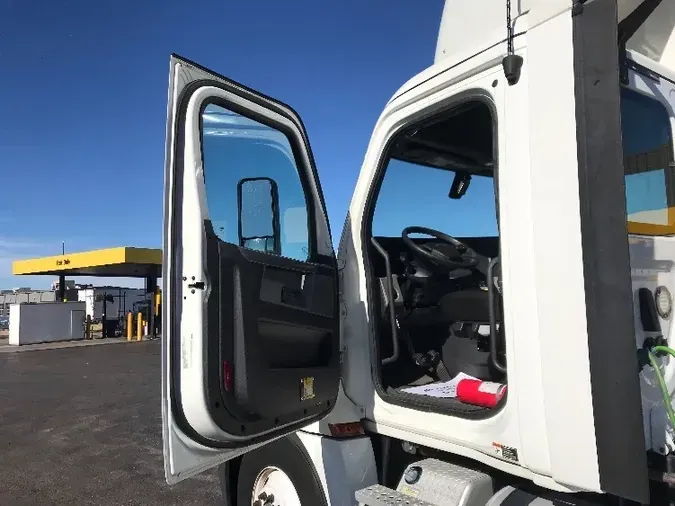 2019 Freightliner T12664ST