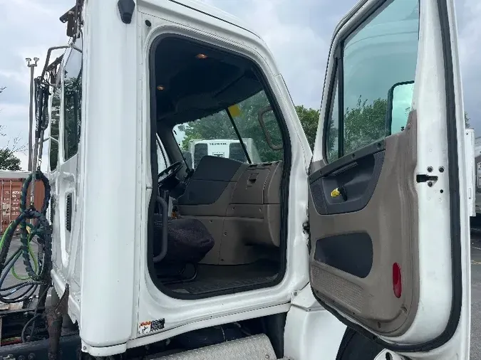 2015 FREIGHTLINER X12564ST