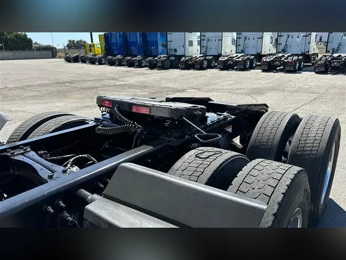 2019 FREIGHTLINER CA126