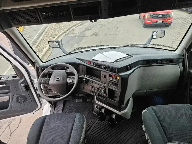 2025 VOLVO VNL64T860