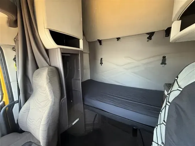2016 VOLVO VNL670