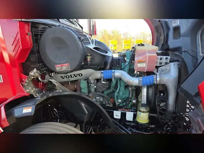 2022 VOLVO VNL64T300