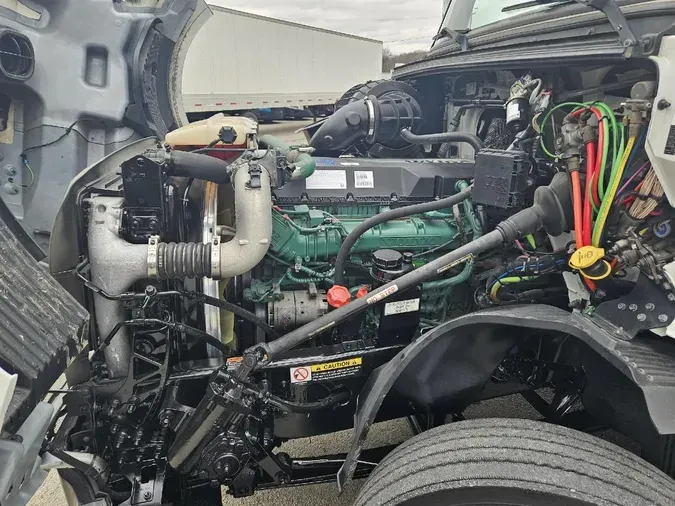 2021 VOLVO VNL64T760