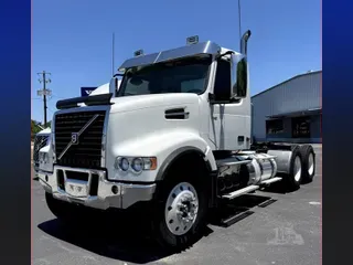 2019 VOLVO VHD64FT300