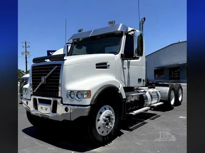 2019 VOLVO VHD64FT300