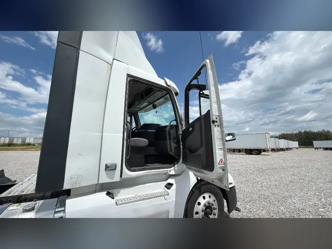 2020 Volvo VNL300aad46125ca0e6ddb785f2699a403f9cb