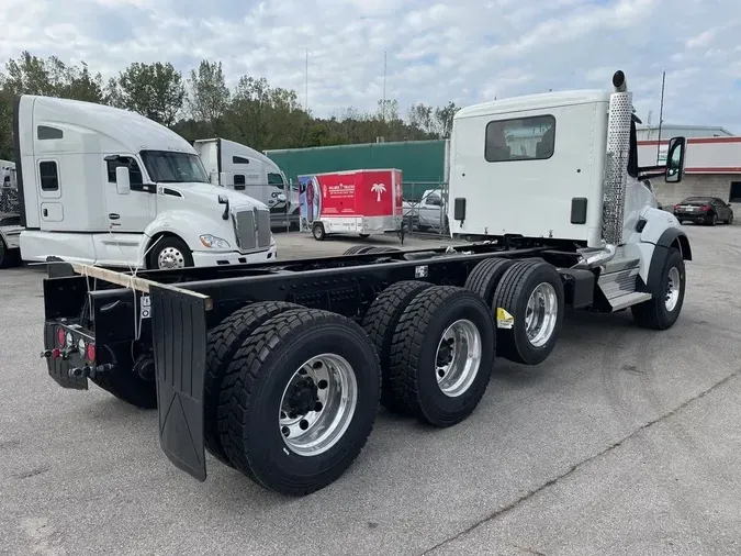 2025 Kenworth T880