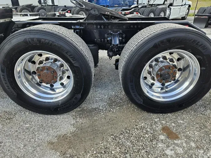 2022 VOLVO VNL64T740