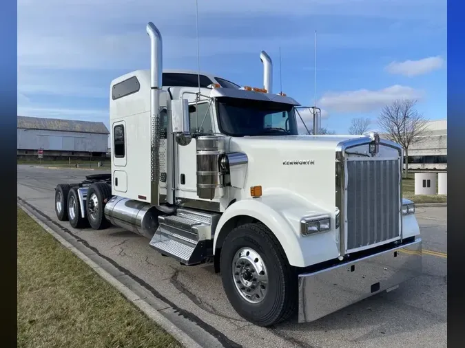 2024 Kenworth W900