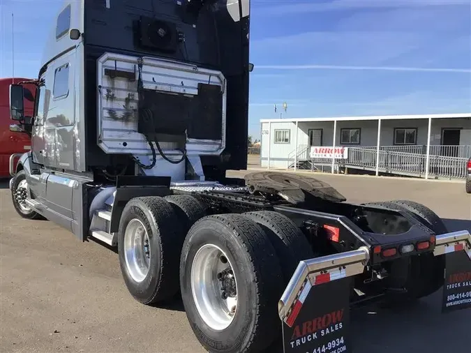 2021 VOLVO VNL860