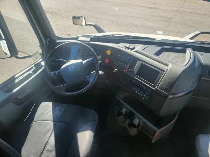 2021 VOLVO VNR64T640