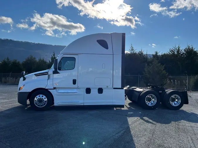 2021 FREIGHTLINER Cascadia 126