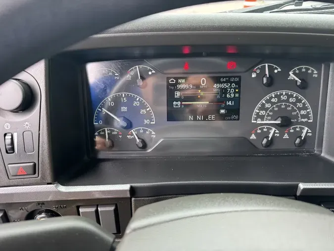 2021 VOLVO VNL64T760
