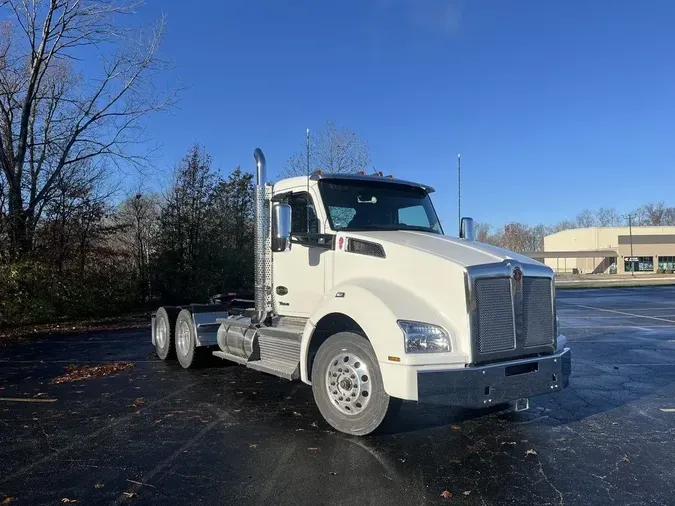 2025 Kenworth T880