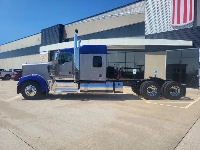 2025 Kenworth W900L