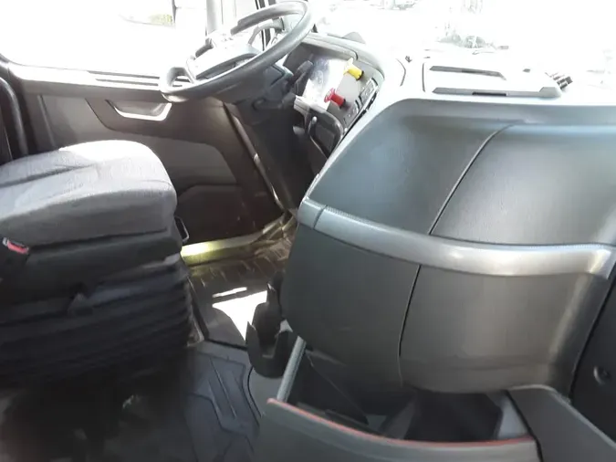2019 VOLVO VNL64T-300