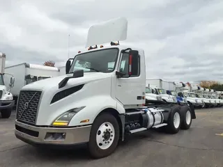 2019 VOLVO VNL64T-300