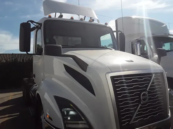 2019 VOLVO VNL64T-300