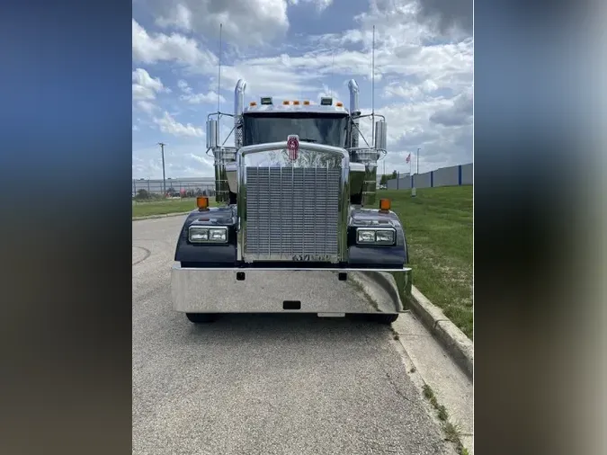 2025 Kenworth W900