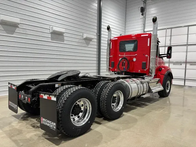2027 Kenworth T880