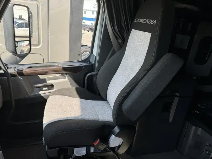 2020 Freightliner Cascadia 126