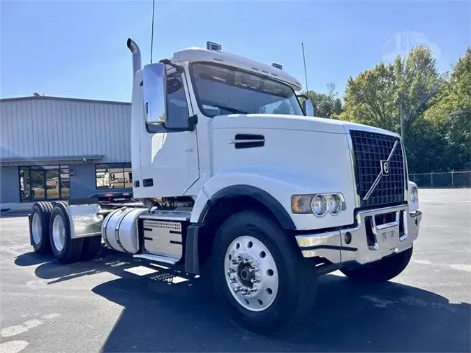 2019 VOLVO VHD64FT300