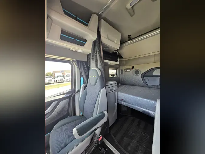 2025 VOLVO VNL64TV04