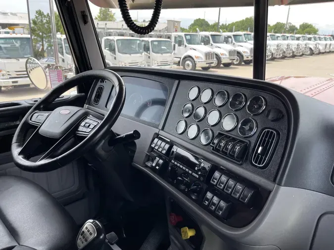 2023 Peterbilt 389