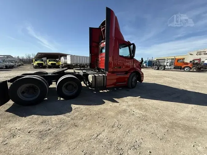 2020 VOLVO VNR64T300