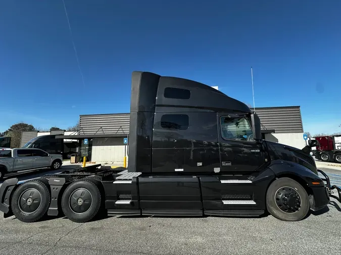 2022 VOLVO VNL64T760