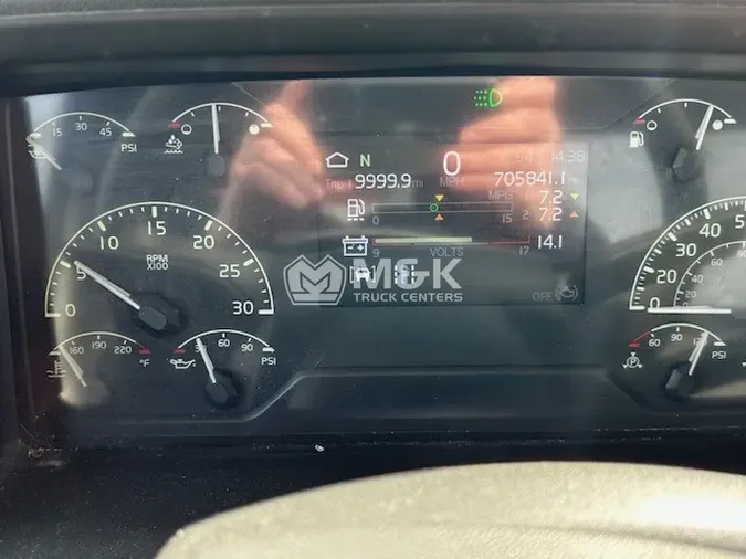 2018 VOLVO VNR64T300