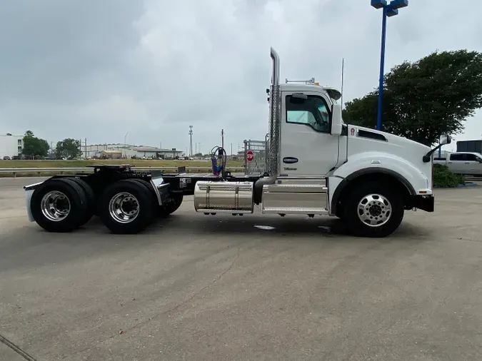 2025 Kenworth T880