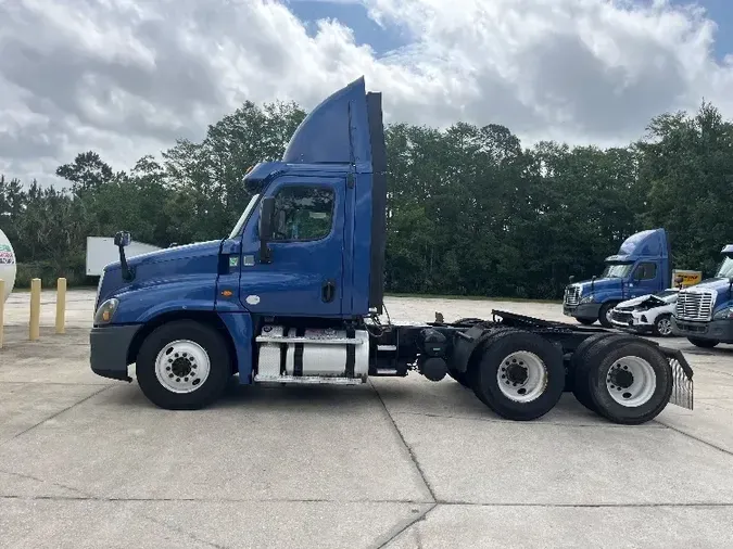 2017 Freightliner X12564ST