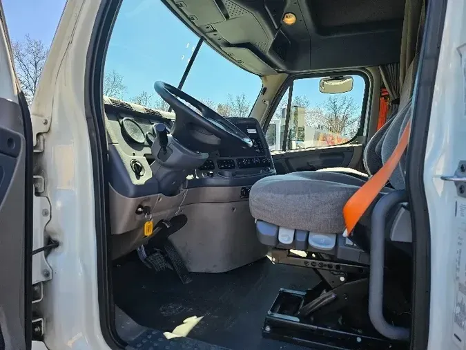 2017 Freightliner X12564ST