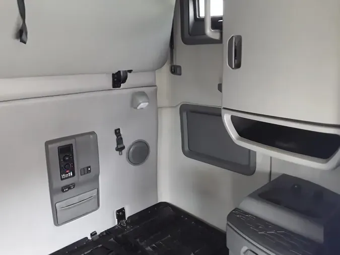 2019 VOLVO VNL64T-760