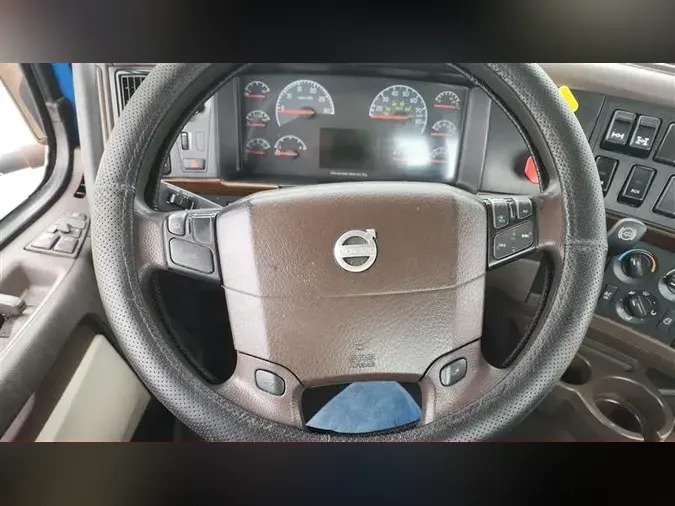 2017 VOLVO VNL300