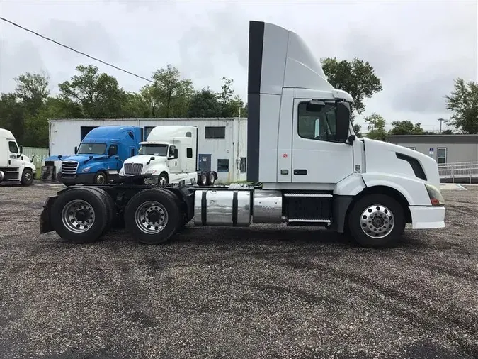 2015 VOLVO VNL300