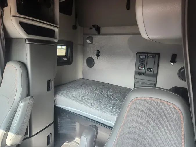 2024 VOLVO VNL64T760